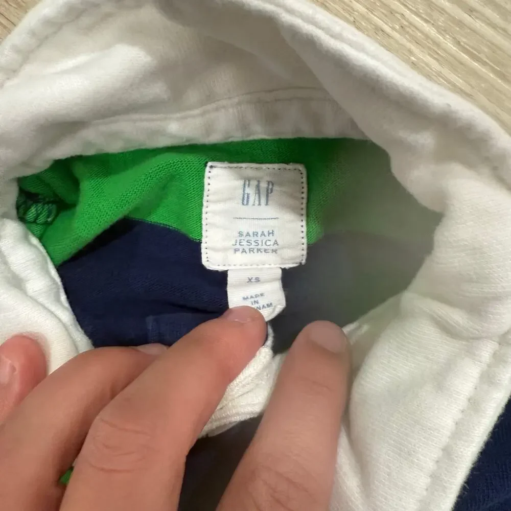 GAP x Sarah Jessica Parker Boys Rugby Shirt Green Blue Striped Crest Preppy XS